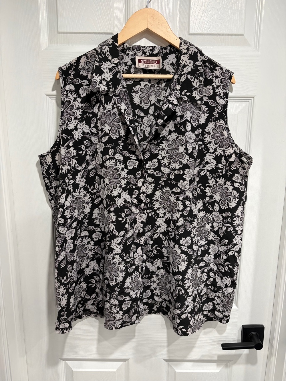 2/$25 Studio Femme Black & White Sleeveless Floral Button Front Top